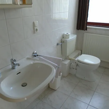 Haus Sonneneck 招待所 2*